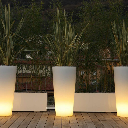 Arredo e Funzionalità per Giardino e Piscina: Docce Solari e Illuminazione Arkema