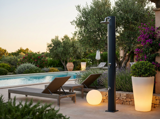 Giardino e piscina pronti per la primavera: docce solari, arredo outdoor e luci LED