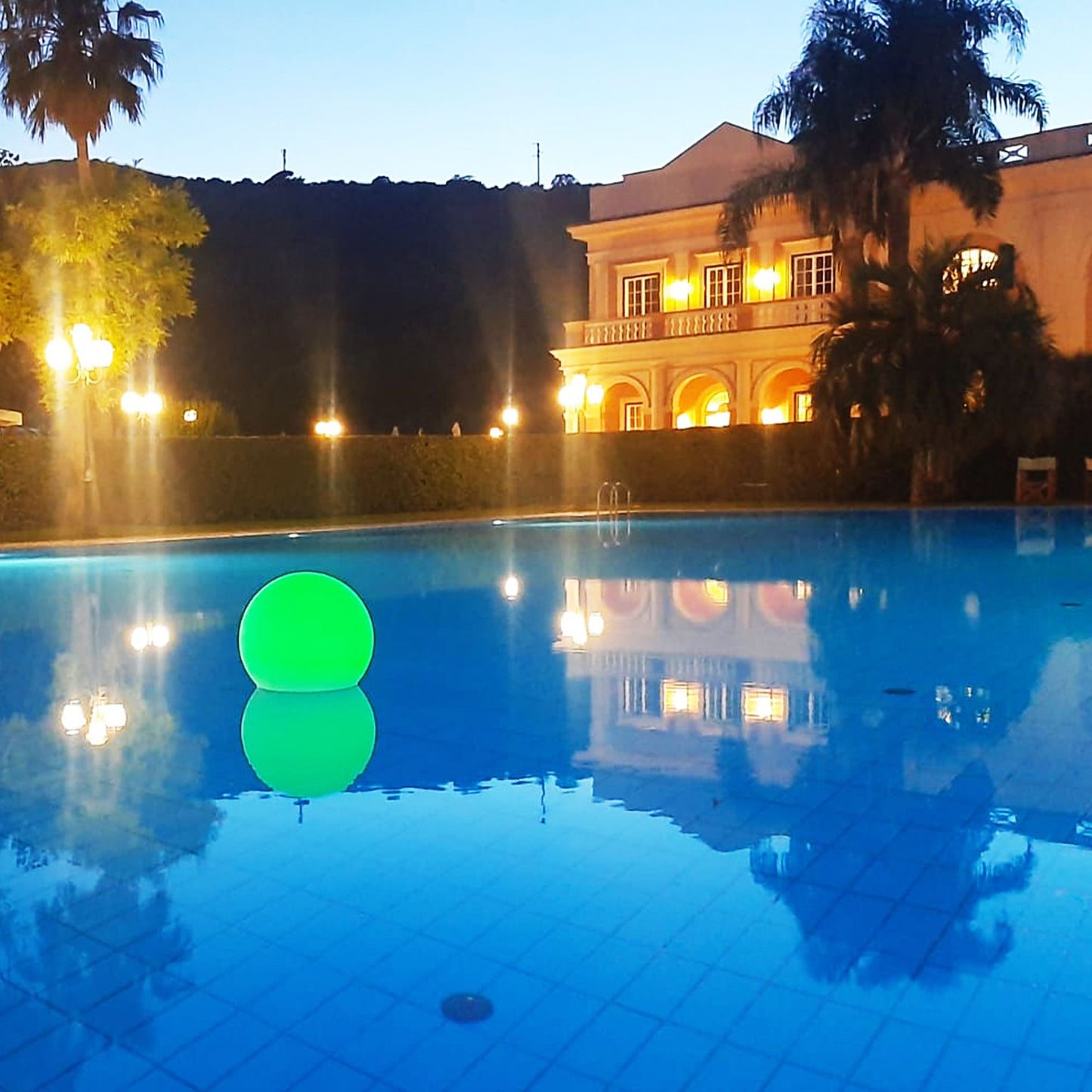 Arkema Sfera Solare Luminosa Galleggiante in Resina LED RGB a Ricarica Solare da Giardino e Piscina